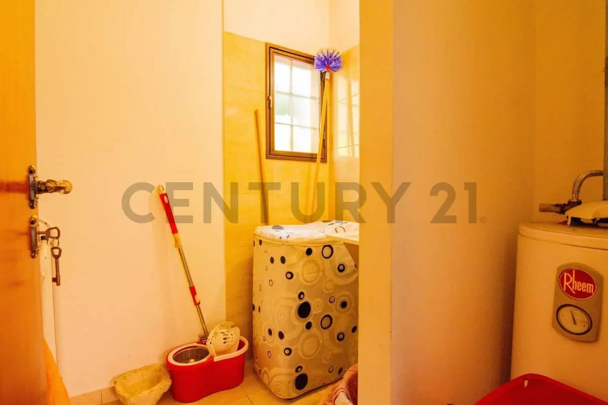 Venta Casa de 4 Dormitorios con patio y cochera en Centro, Rosario 3