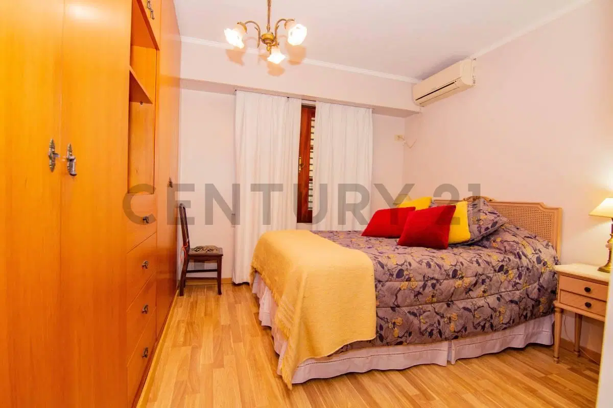 Venta Casa de 4 Dormitorios con patio y cochera en Centro, Rosario 8