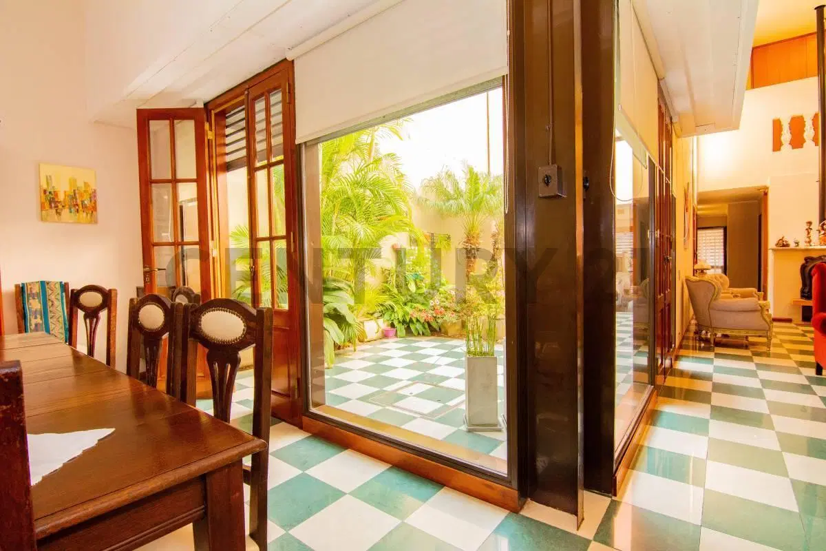 Venta Casa de 4 Dormitorios con patio y cochera en Centro, Rosario 2