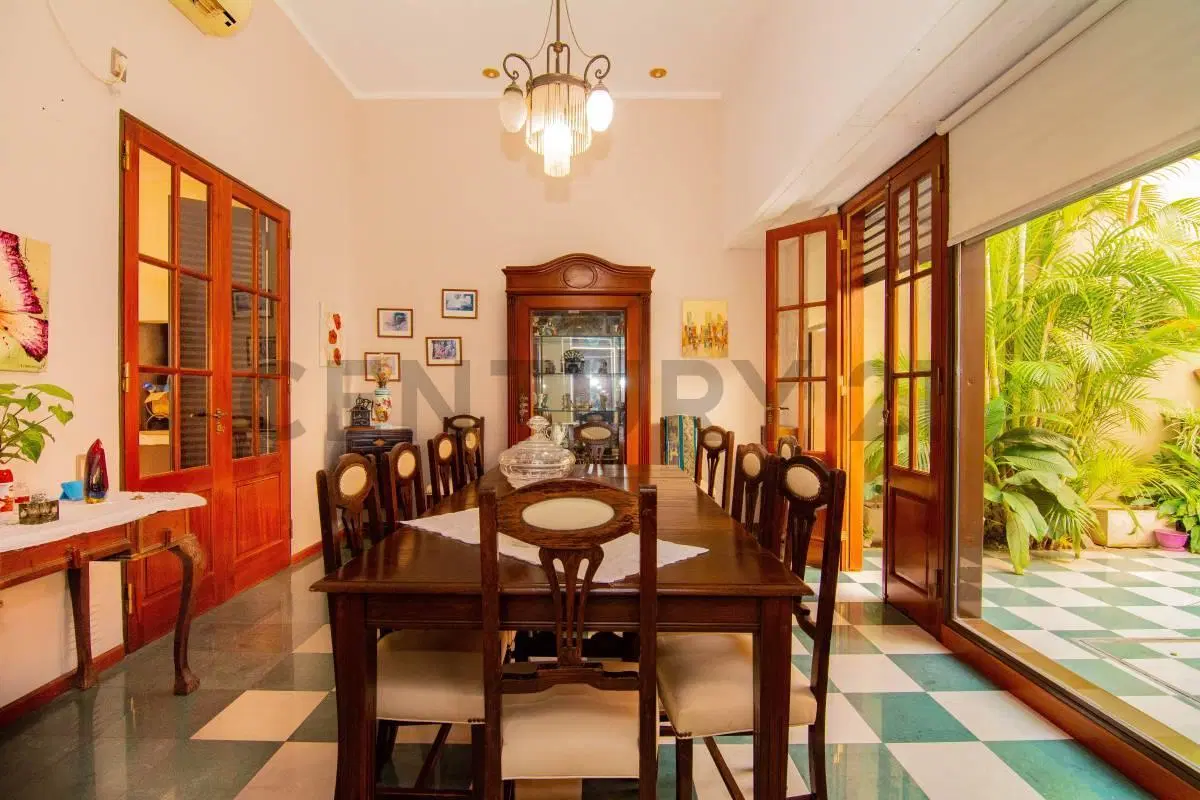 Venta Casa de 4 Dormitorios con patio y cochera en Centro, Rosario 5