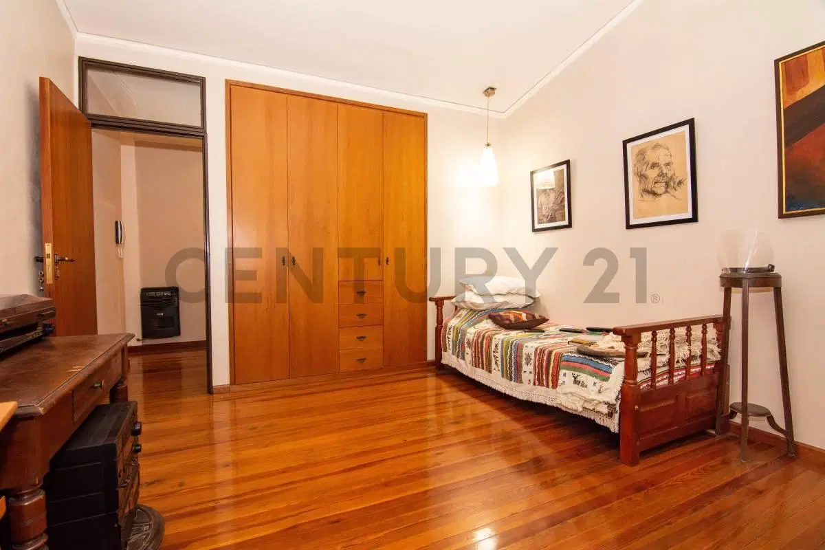 Venta Casa de 4 Dormitorios con patio y cochera en Centro, Rosario 4