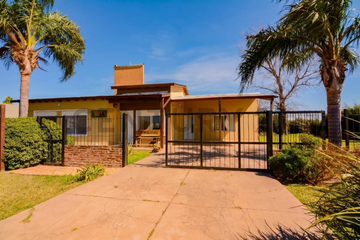 Venta Casa de 3 Dormitorios con pileta y parque en Funes Town