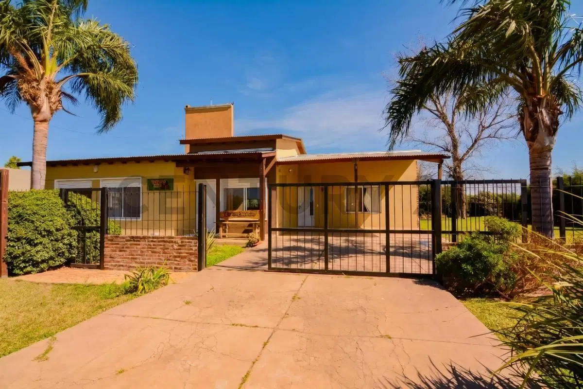 Venta Casa de 3 Dormitorios con pileta y parque en Funes Town 2