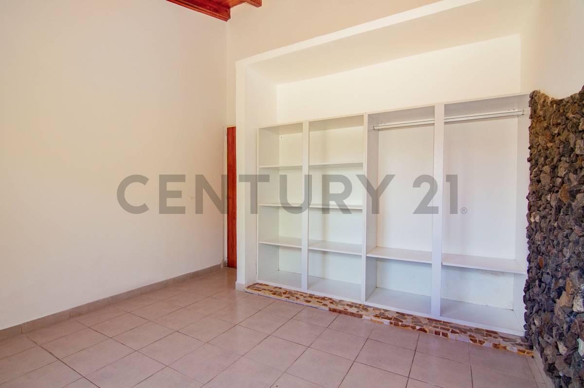Venta Casa de 3 Dormitorios con pileta y parque en Funes Town