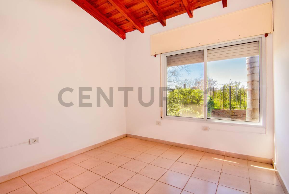 Venta Casa de 3 Dormitorios con pileta y parque en Funes Town