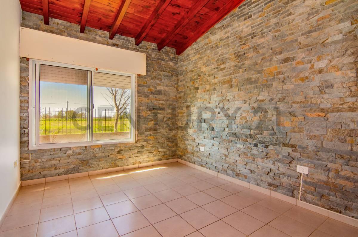 Venta Casa de 3 Dormitorios con pileta y parque en Funes Town