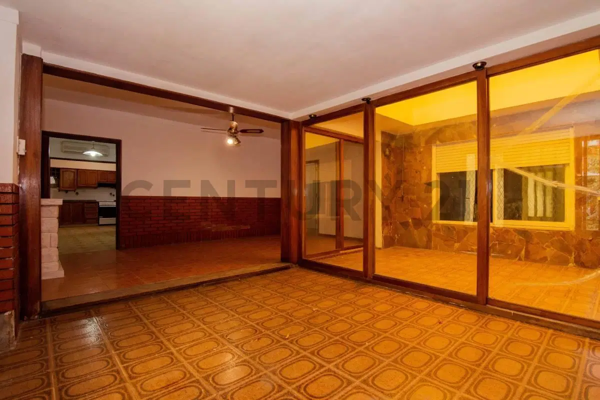 Venta Casa de 3 Dormitorios con patio, terraza y cochera doble en Saladillo, Rosario 2