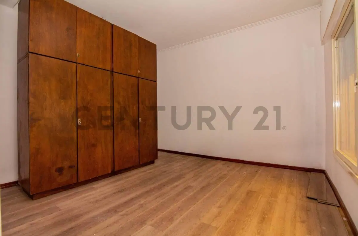 Venta Casa de 3 Dormitorios con patio, terraza y cochera doble en Saladillo, Rosario 3