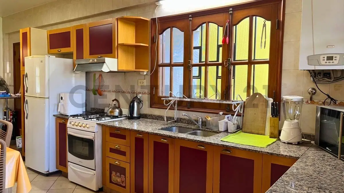 Venta Casa de 4 Dormitorios con pileta en Fisherton 5