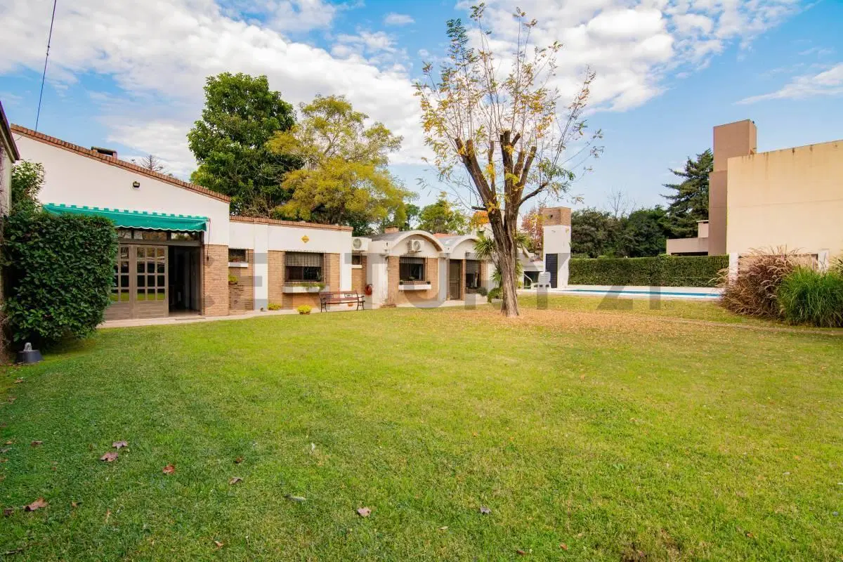 Venta Casa de 2 Dormitorios con jardín, pileta y cochera en Funes 3
