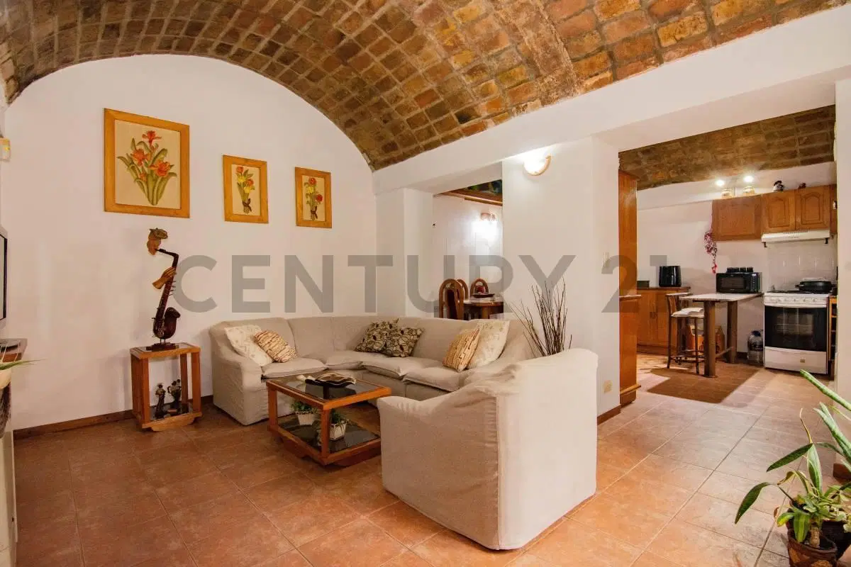 Venta Casa de 2 Dormitorios con jardín, pileta y cochera en Funes 4