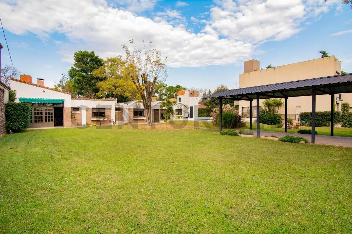 Venta Casa de 2 Dormitorios con jardín, pileta y cochera en Funes 5