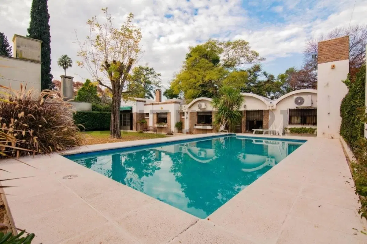 Venta Casa de 2 Dormitorios con jardín, pileta y cochera en Funes 2