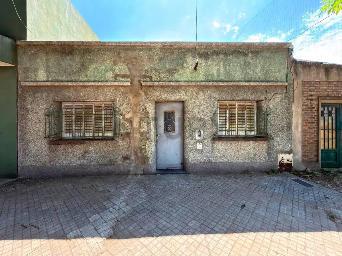 Venta Casa de 2 Dormitorios A reciclar en Ludueña, Rosario 2