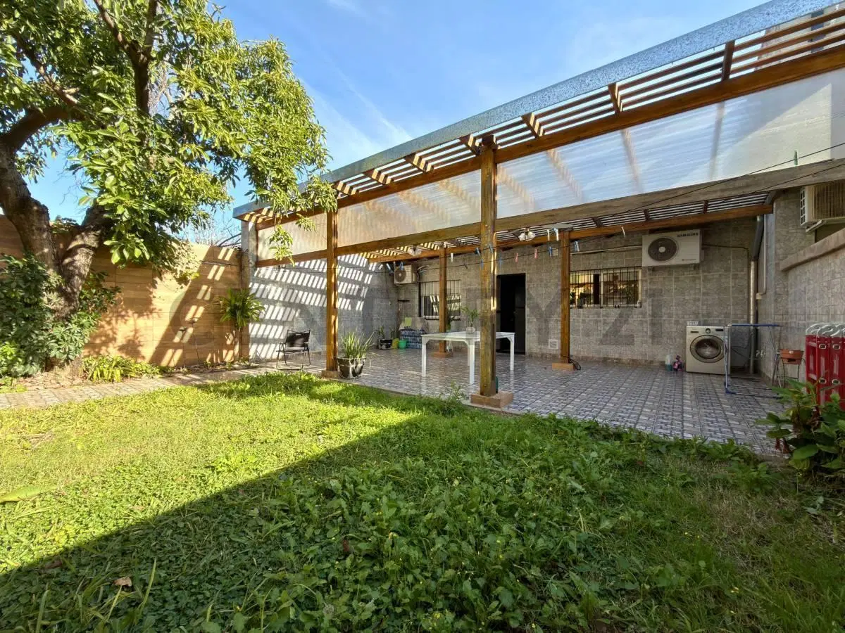 Venta | Casa 2 de Dormitorios con jardín y doble cochera en La Florida | Maza 4130 4