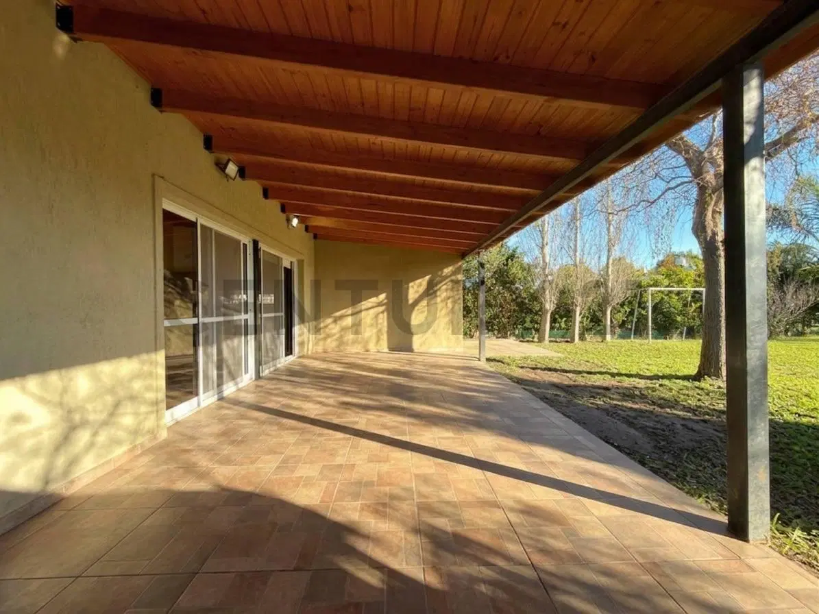 Venta | Casa de 2 Dormitorios con jardín y pileta en Punta Chacra, Roldán 3