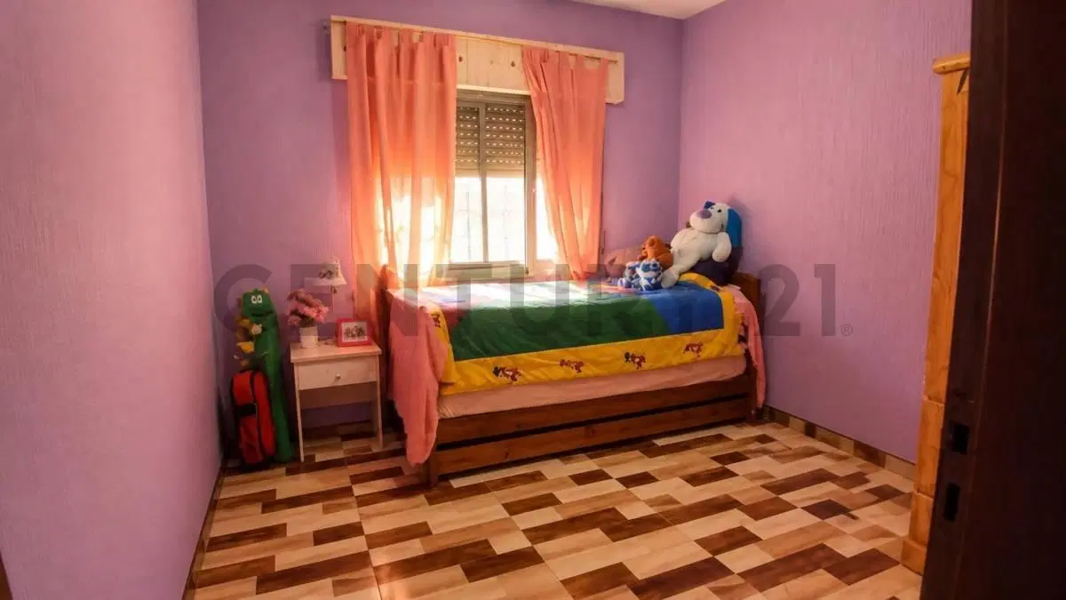Venta Casa de 2 Dormitorios con cochera + comodin en Villa Diego 5