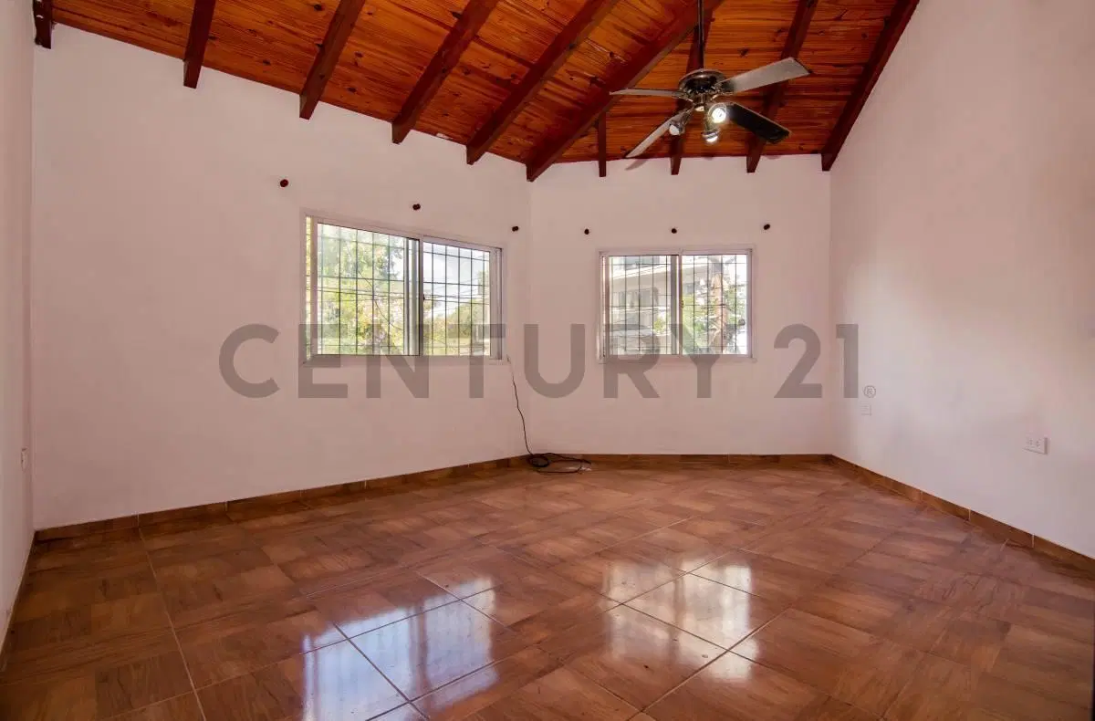 Venta Casa de 3 Dormitorios con cochera y quincho en Arroyito, Rosario 5