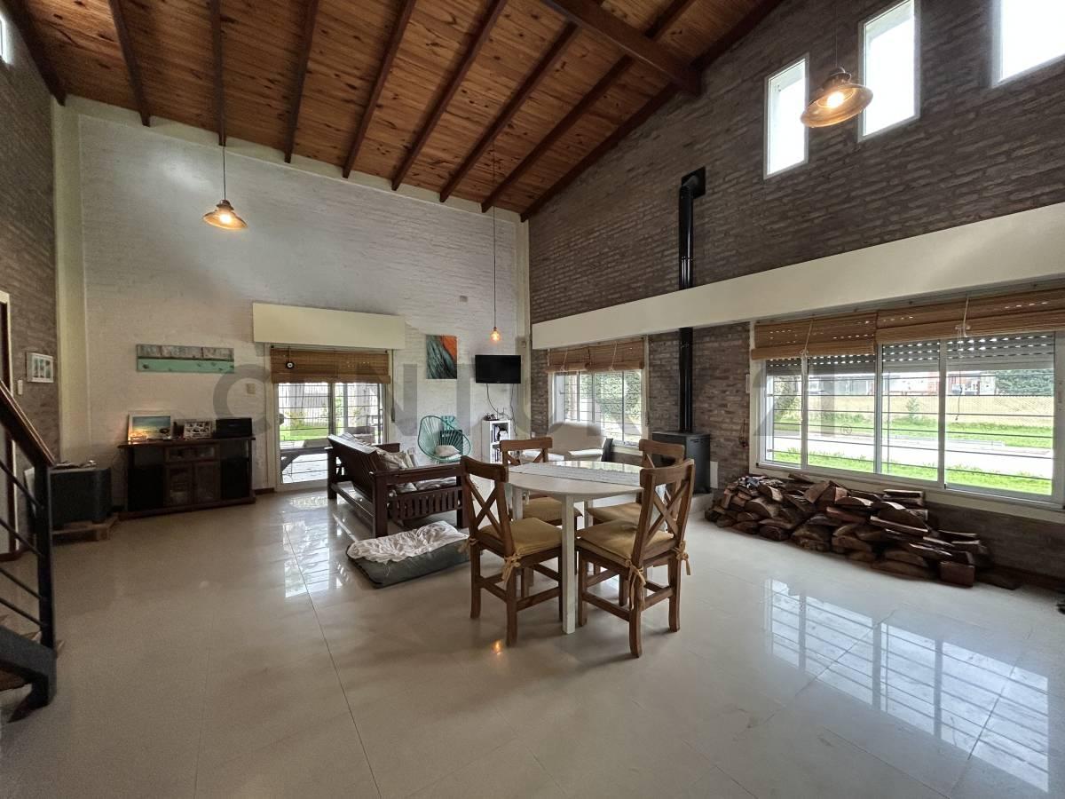 Foto de Venta | Casa de 2 Dormitorios + comodín con amplio jardín y pileta en, imagen 2