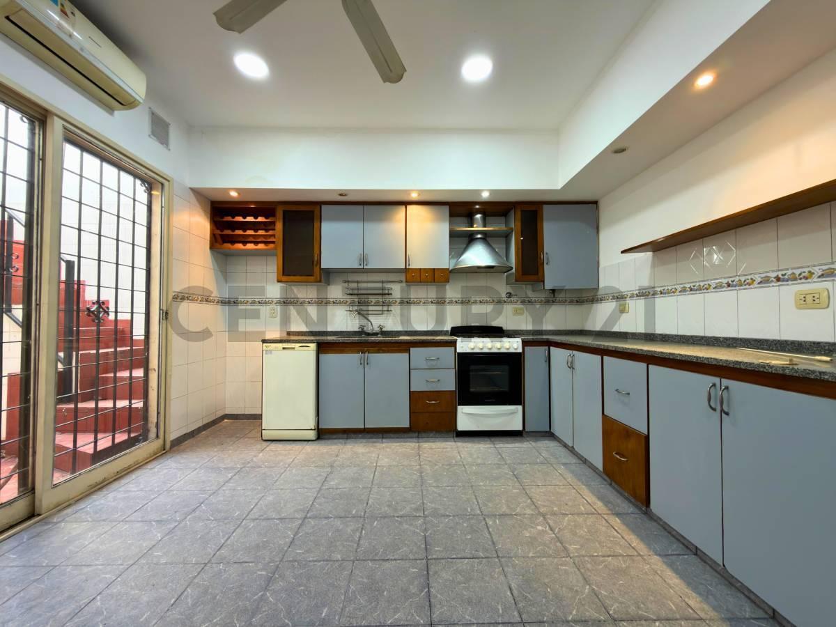 Foto de Venta | Casa de 4 Dormitorios con cochera, patio y terraza | Barrio, imagen 1