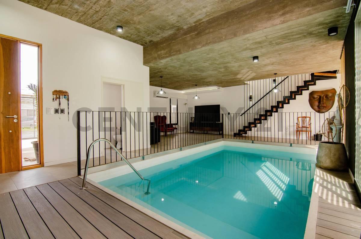 Foto de Venta Casa de 3 Dormitorios con pileta climatizada en Funes, imagen 2