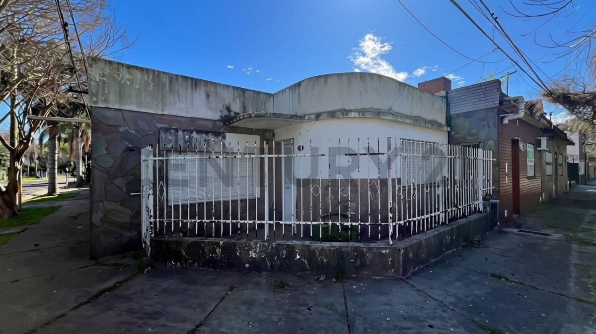 Foto de Venta Casa de 3 Dormitorios en esquina a reciclar en Granadero Baigorria, imagen 1
