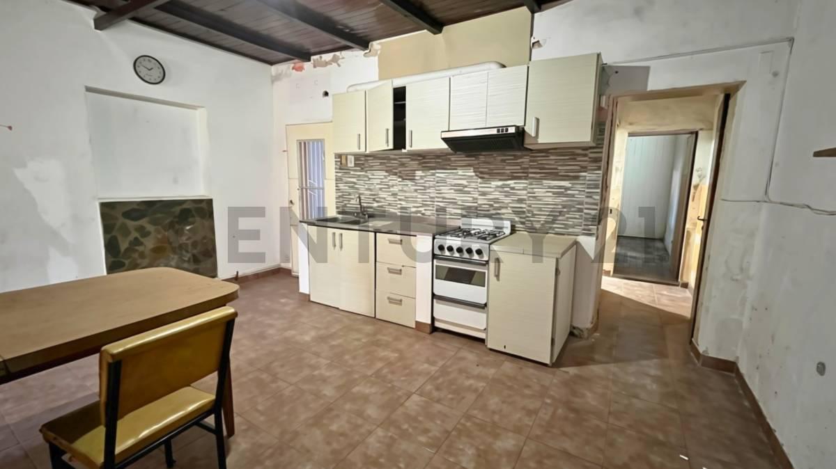 Foto de Venta Casa de 3 Dormitorios en esquina a reciclar en Granadero Baigorria, imagen 2