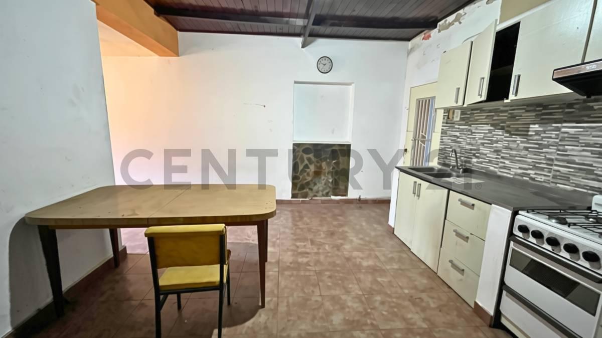 Foto de Venta Casa de 3 Dormitorios en esquina a reciclar en Granadero Baigorria, imagen 4