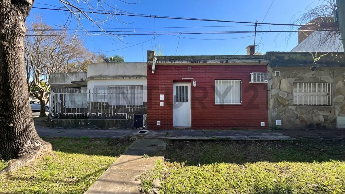 Foto de Venta Casa de 3 Dormitorios en esquina a reciclar en Granadero Baigorria, imagen 3