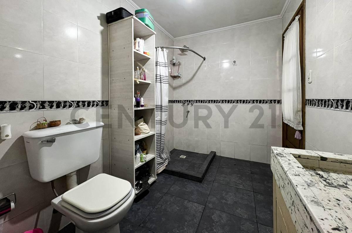 Foto de Venta Casa de 2/3 Dormitorios con frente de local y cochera doble en, imagen 4
