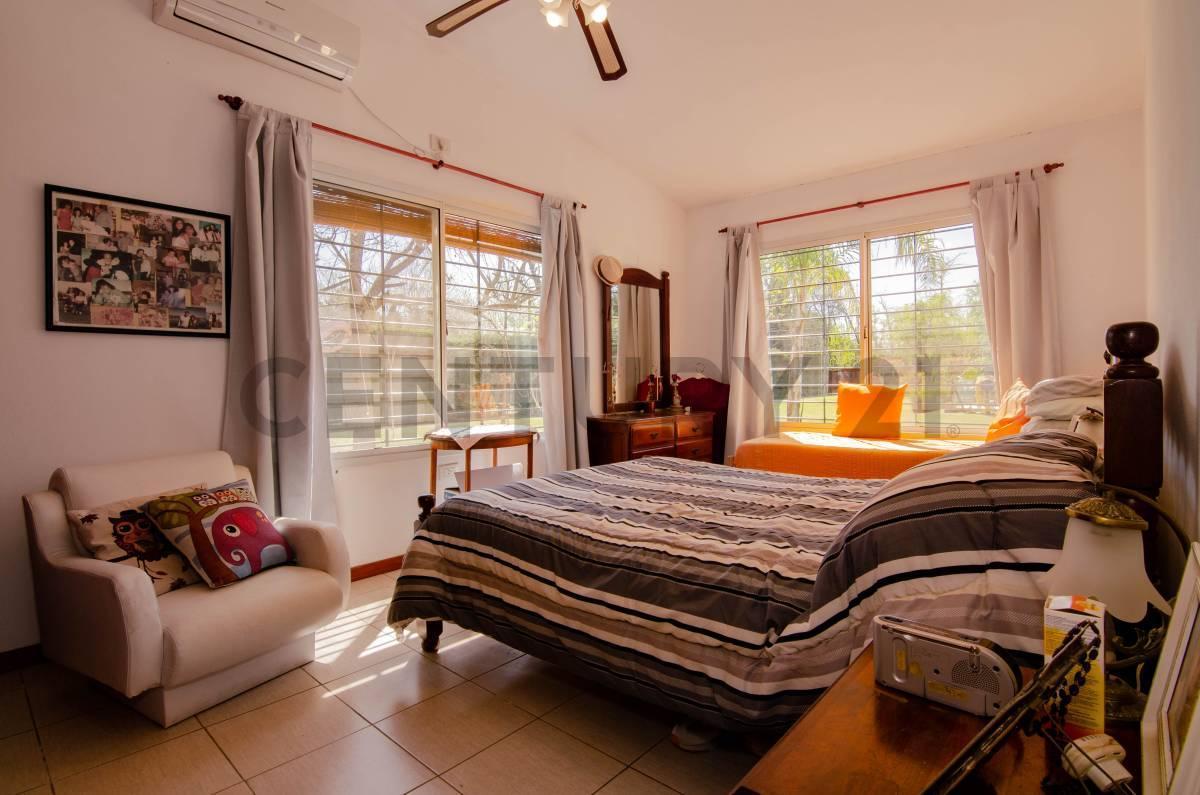 Foto de Venta Casa de 3 Dormitorios con amplio jardín y pileta en Las Quintas, imagen 3