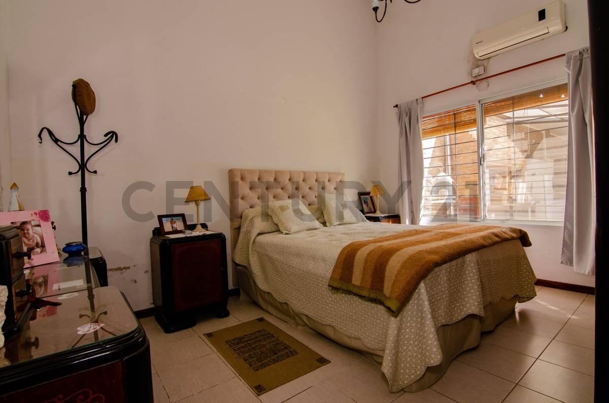 Foto de Venta Casa de 3 Dormitorios con amplio jardín y pileta en Las Quintas, imagen 5