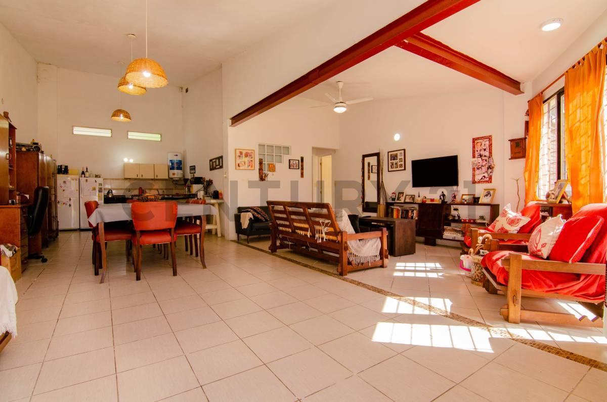 Foto de Venta Casa de 3 Dormitorios con amplio jardín y pileta en Las Quintas, imagen 2