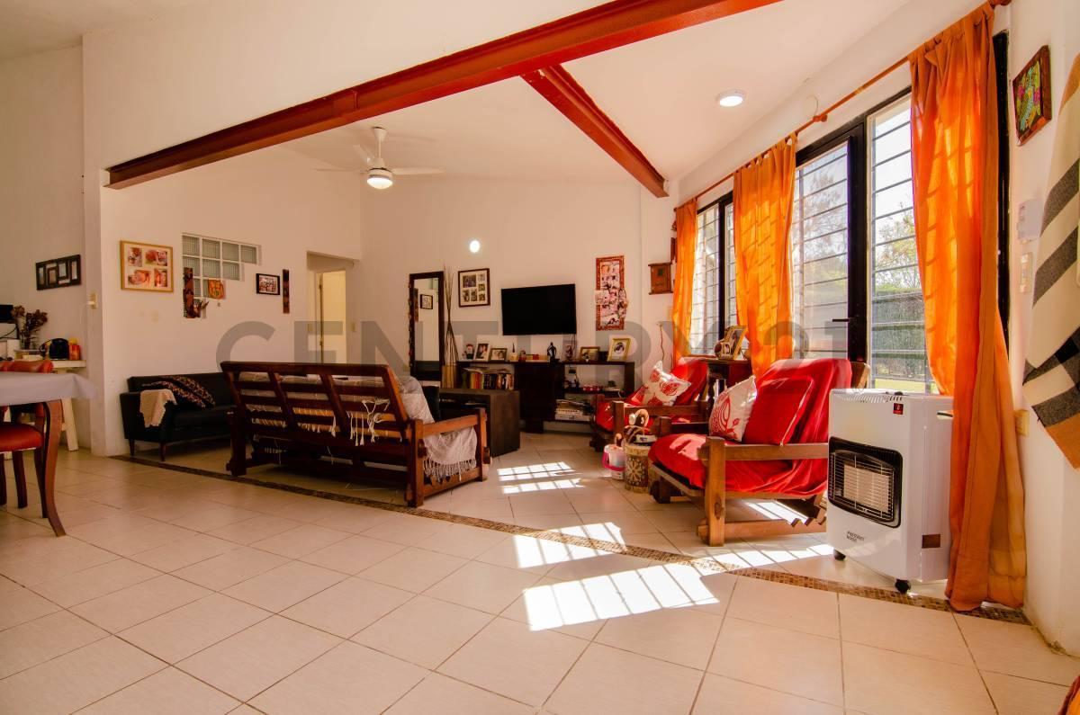 Foto de Venta Casa de 3 Dormitorios con amplio jardín y pileta en Las Quintas, imagen 4