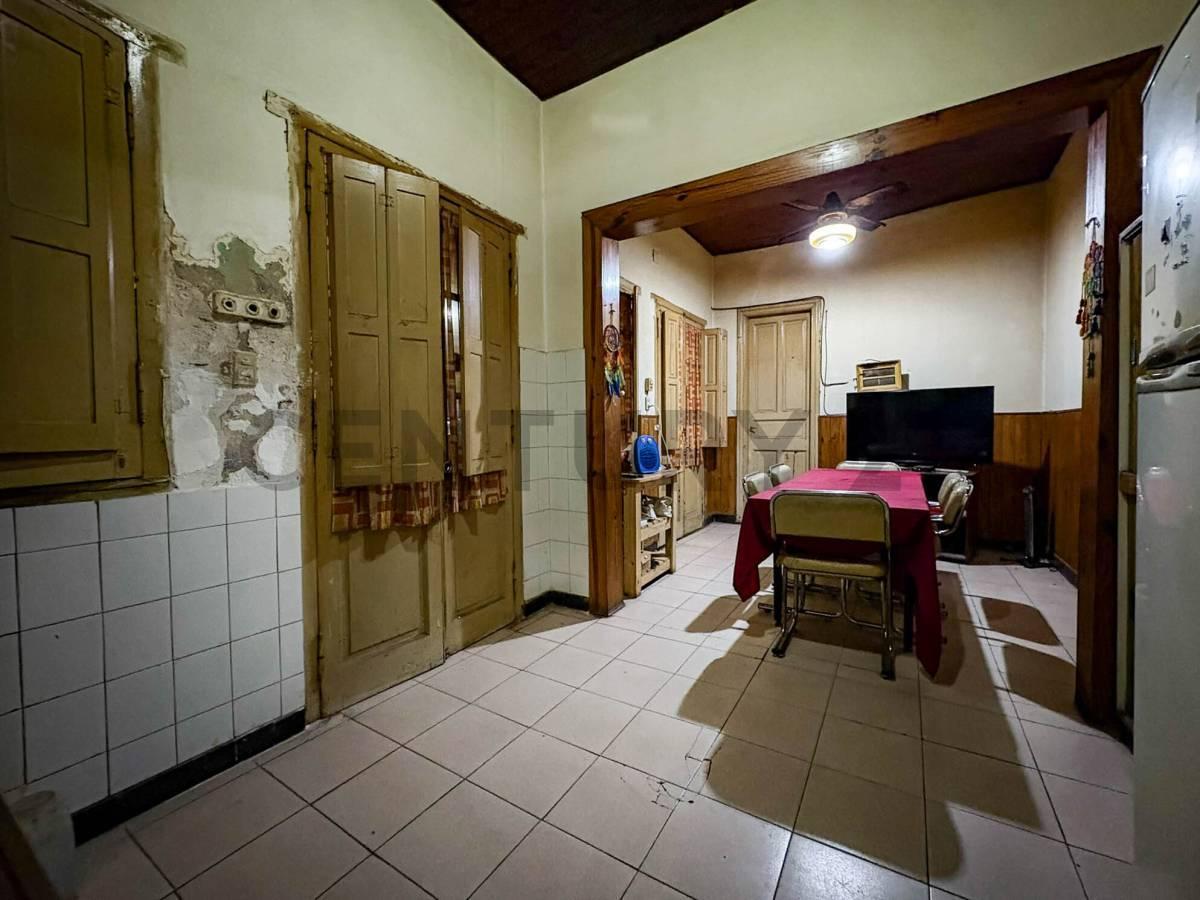 Foto de Venta Casa de 2 Dormitorios con patio y cochera en Jorge Cura, Rosario, imagen 2
