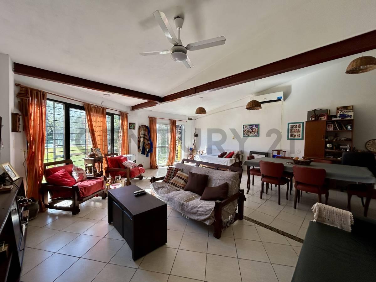 Foto de Venta Casa de 3 Dormitorios con amplio jardín y pileta en Las Quintas, imagen 3