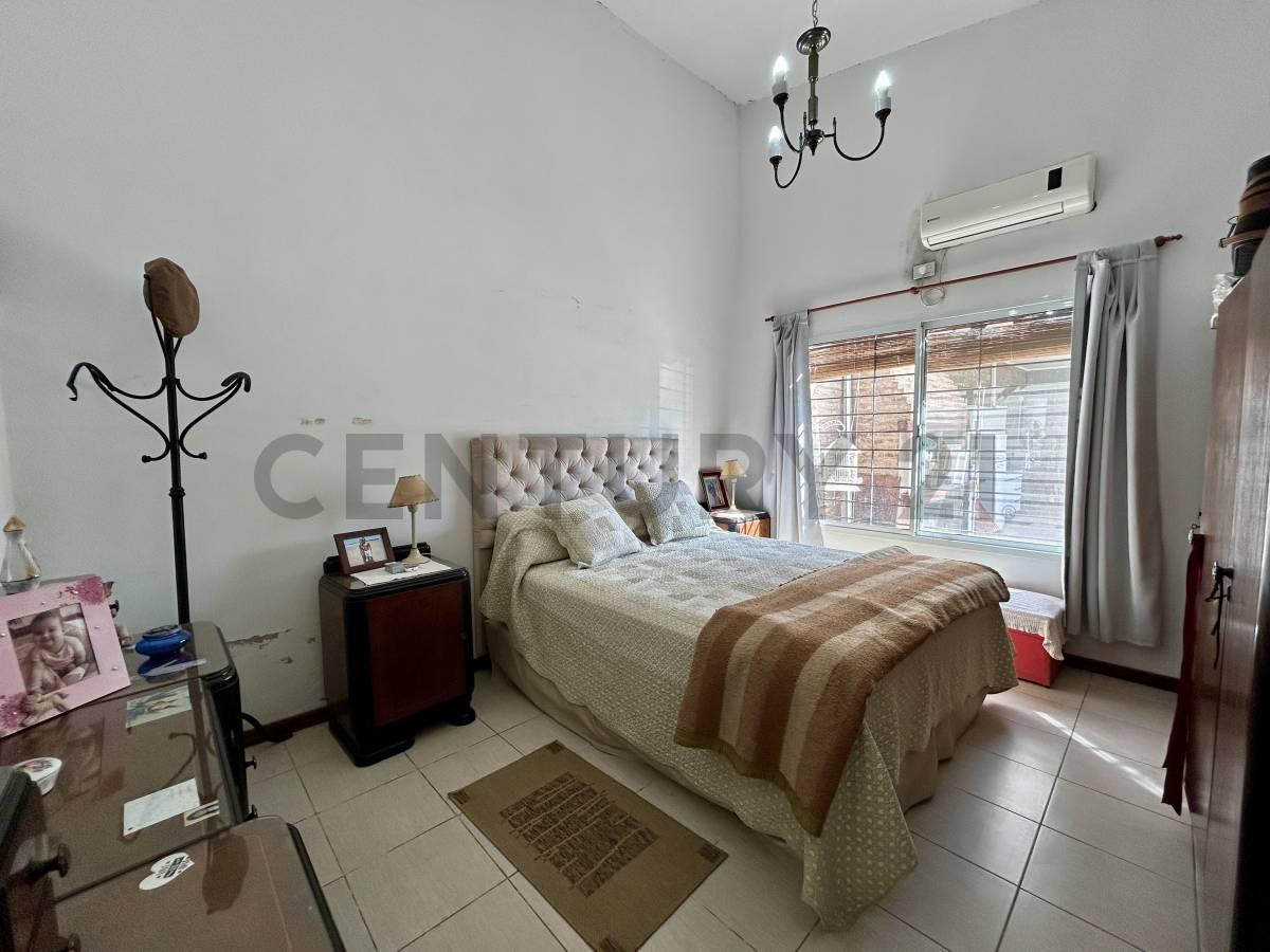 Foto de Venta Casa de 3 Dormitorios con amplio jardín y pileta en Las Quintas, imagen 2