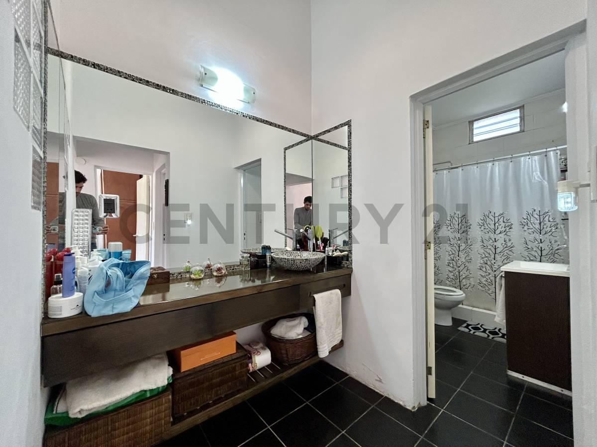 Foto de Venta Casa de 3 Dormitorios con amplio jardín y pileta en Las Quintas, imagen 5