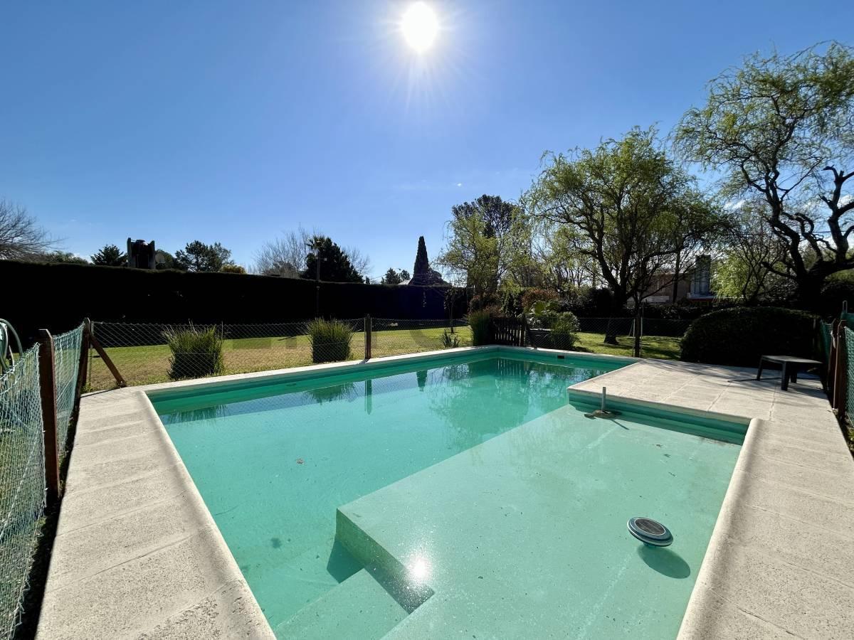 Foto de Venta Casa de 3 Dormitorios con amplio jardín y pileta en Las Quintas, imagen 1