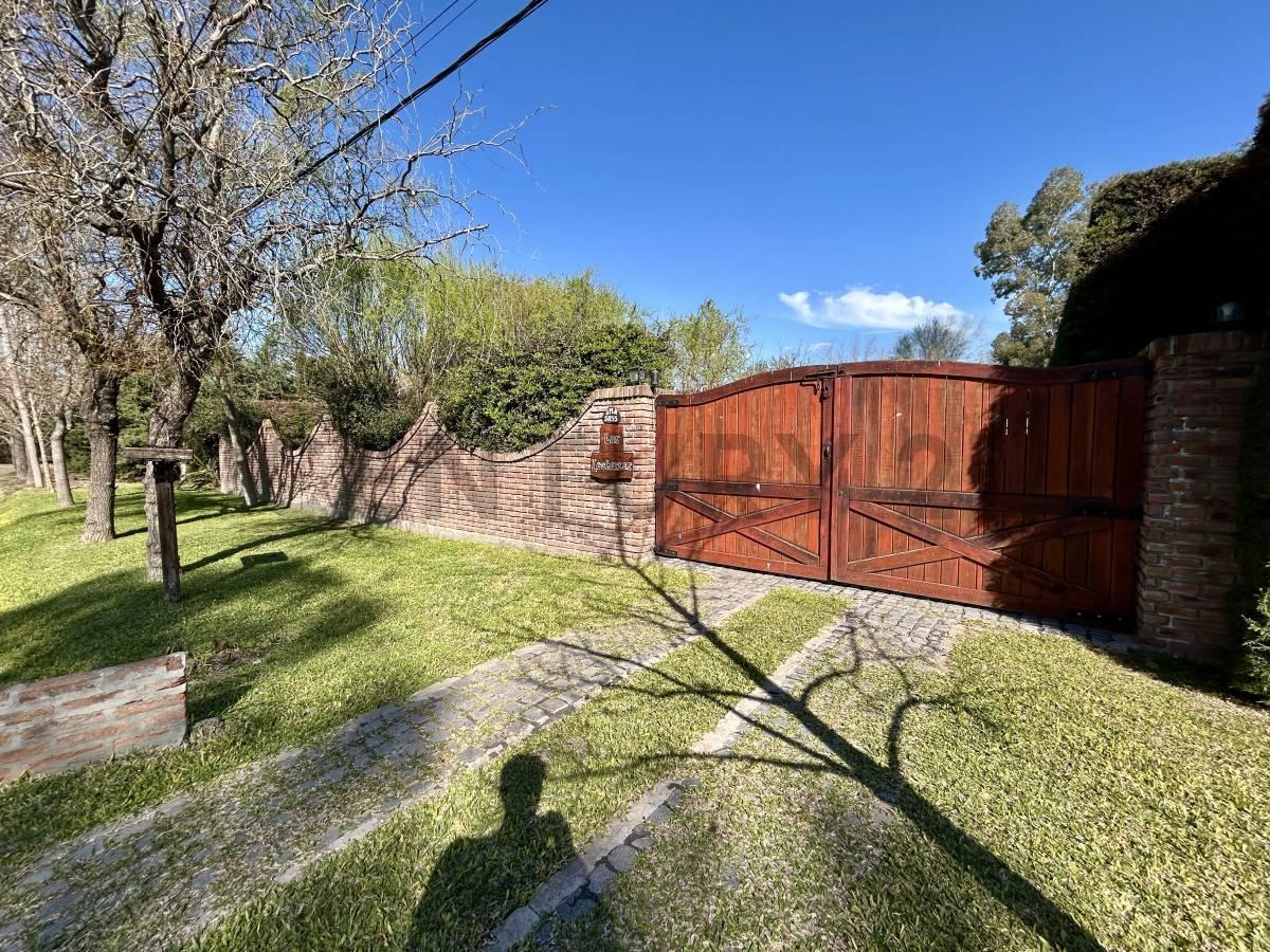 Foto de Venta Casa de 3 Dormitorios con amplio jardín y pileta en Las Quintas, imagen 4