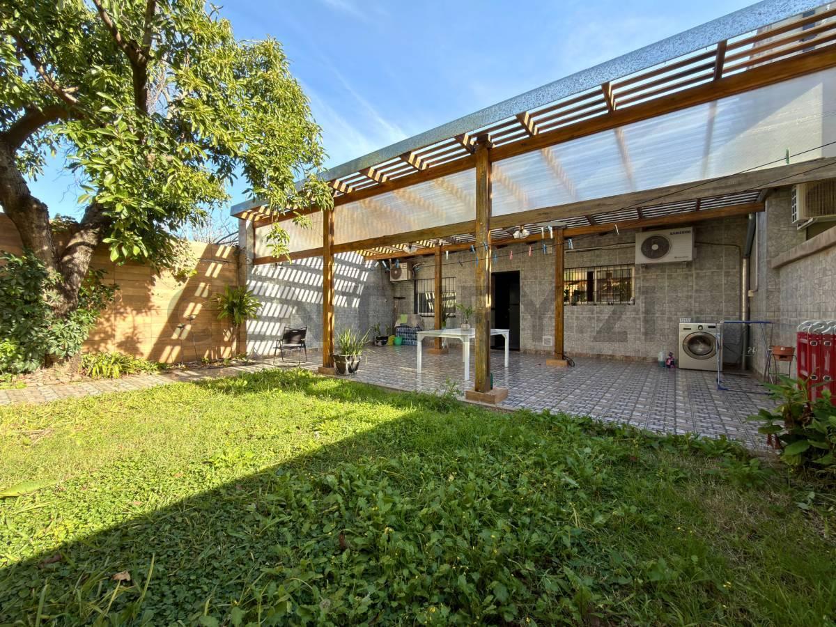 Foto de Venta | Casa 2 de Dormitorios con jardín y doble cochera en La Florida, imagen 2