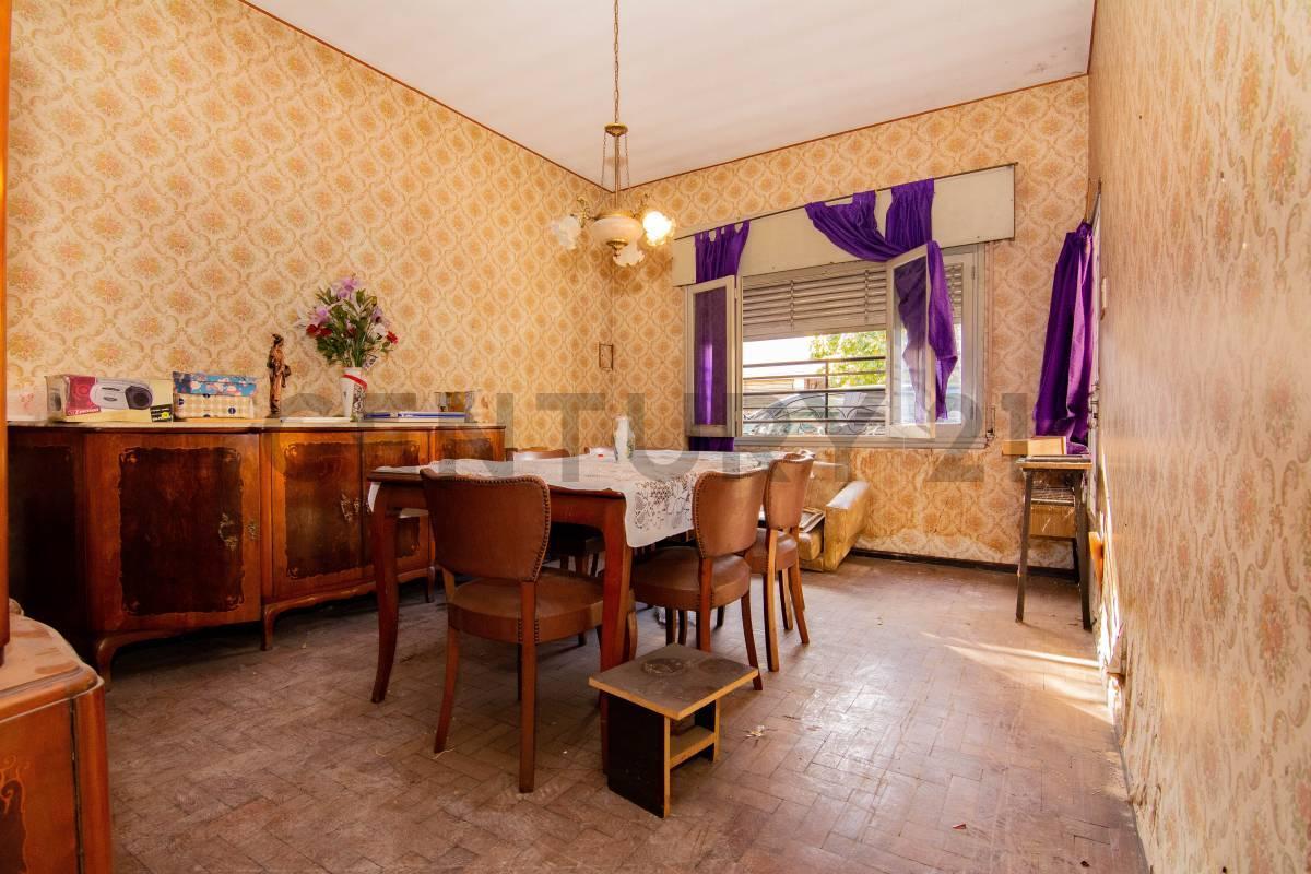 Foto de Venta Casa de 2 Dormitorios A Reciclar en Arroyito, Rosario, imagen 1
