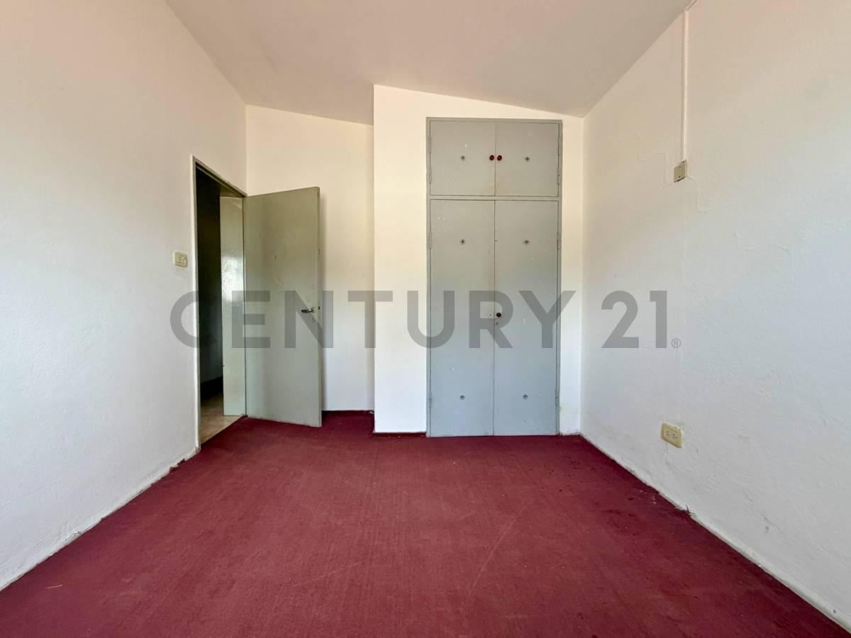 Foto de Venta Casa de 3 Dormitorios con patio y cochera en Parque Field, Rosario, imagen 2