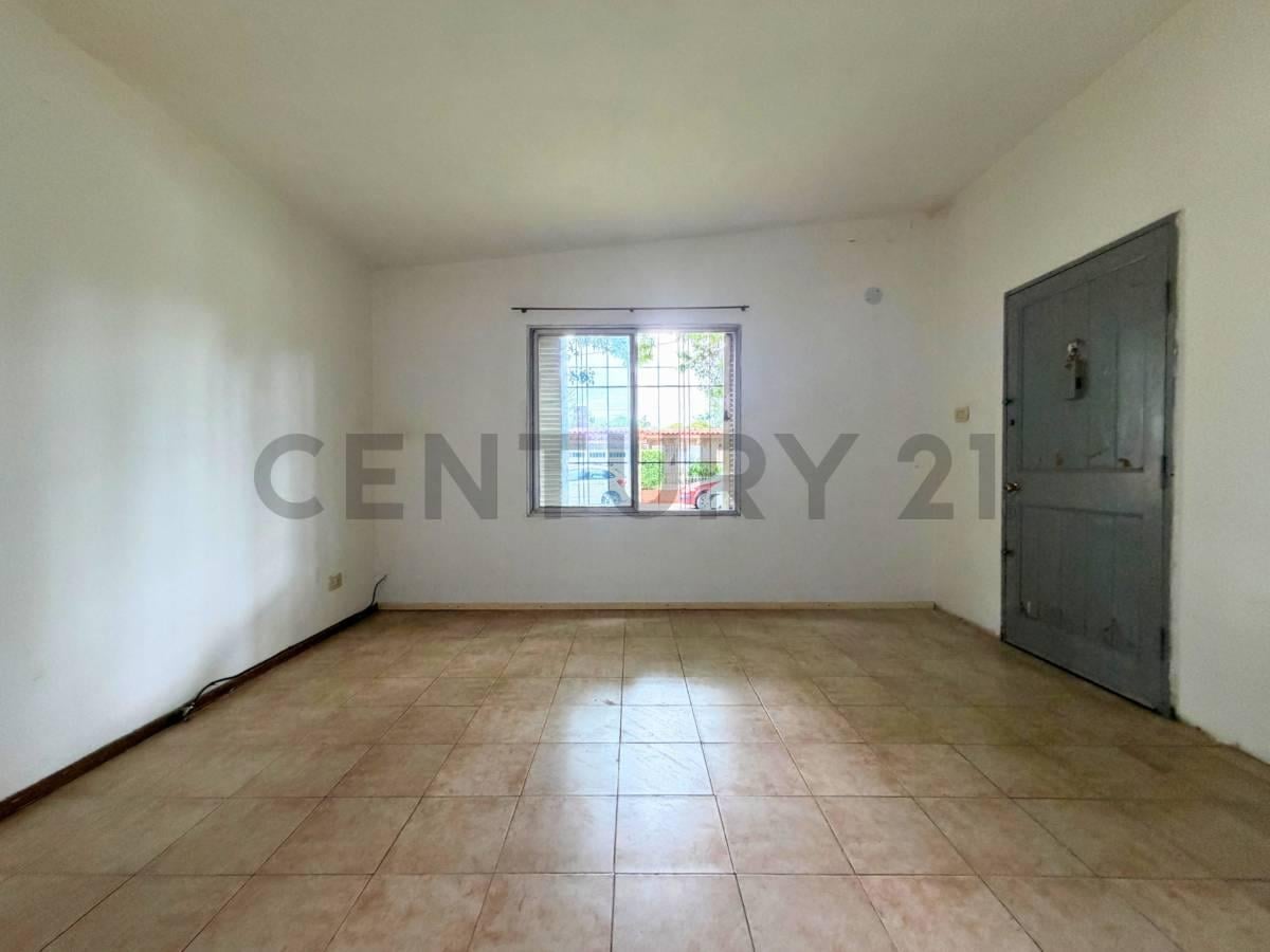 Foto de Venta Casa de 3 Dormitorios con patio y cochera en Parque Field, Rosario, imagen 4