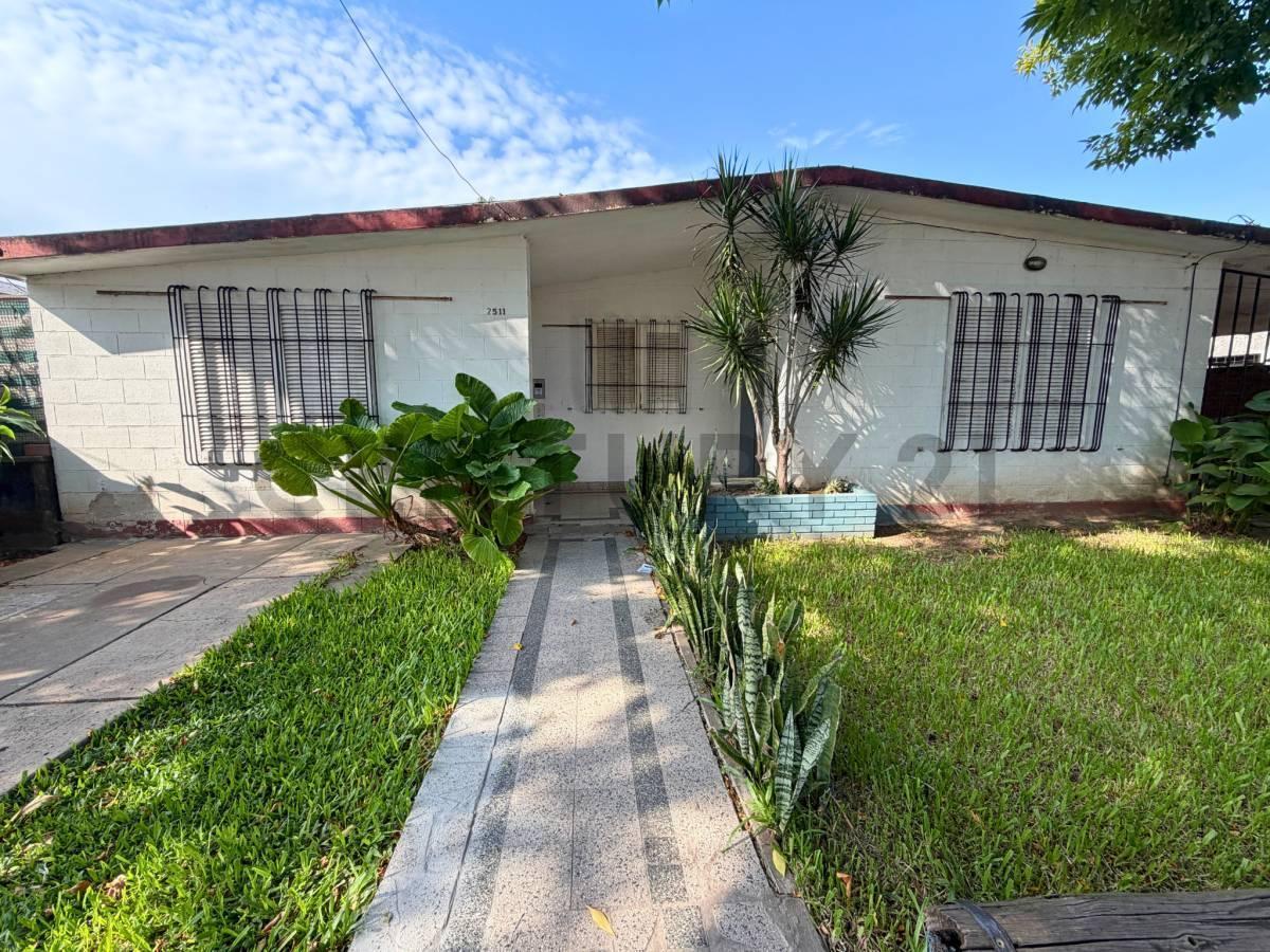 Foto de Venta Casa de 3 Dormitorios con patio y cochera en Parque Field, Rosario, imagen 3