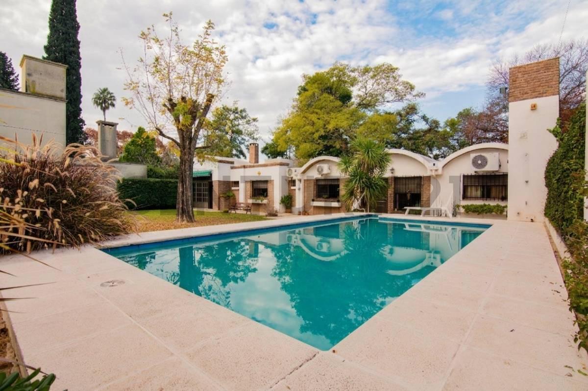 Foto de Venta Casa de 2 Dormitorios con jardín, pileta y cochera en Funes, imagen 1