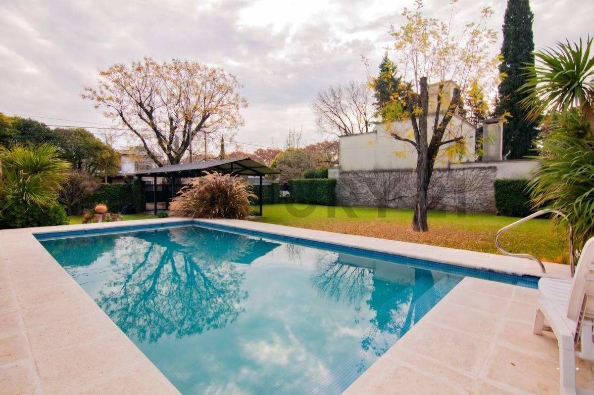 Foto de Venta Casa de 2 Dormitorios con jardín, pileta y cochera en Funes, imagen 5