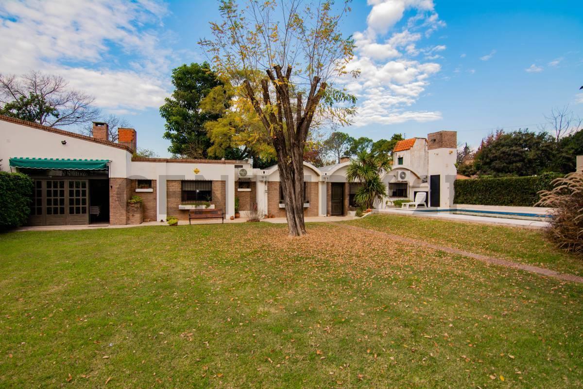 Foto de Venta Casa de 2 Dormitorios con jardín, pileta y cochera en Funes, imagen 4