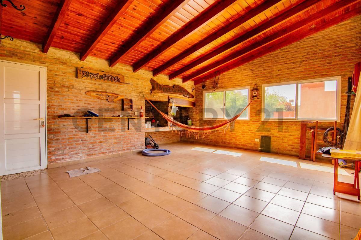 Foto de Venta Casa de 3 Dormitorios con pileta y parque en Funes Town, imagen 4