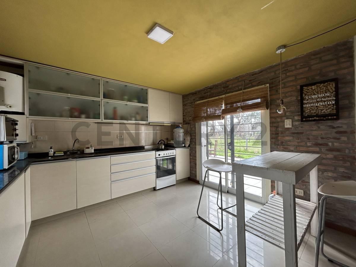 Foto de Venta | Casa de 2 Dormitorios + comodín con amplio jardín y pileta en, imagen 3